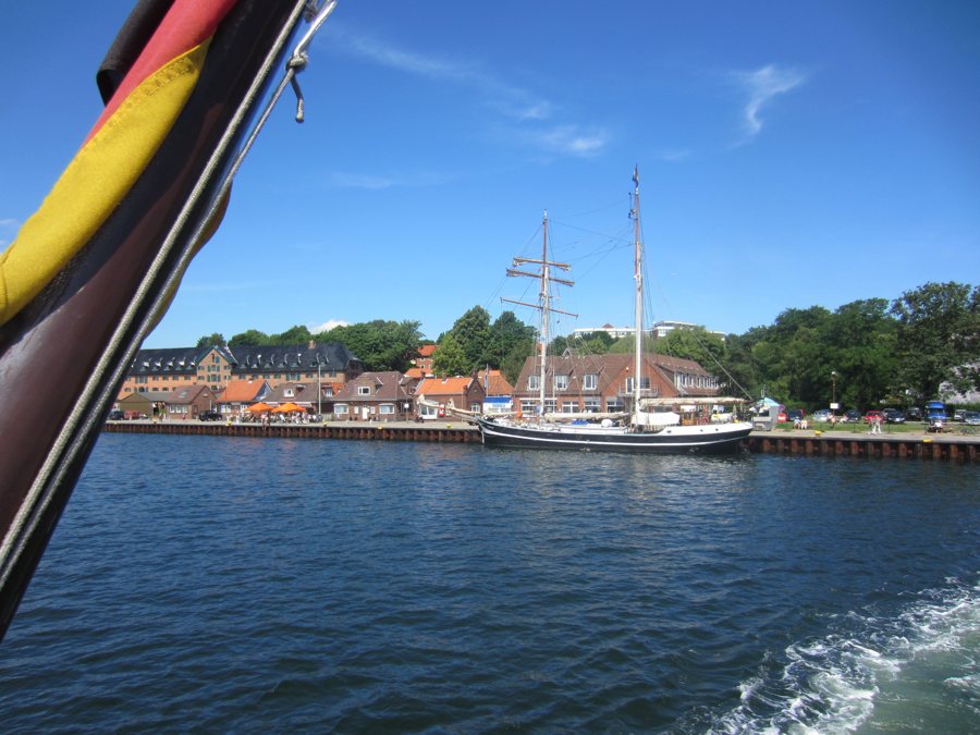 Segelschiff in einem Hafen an der Kieler Förde