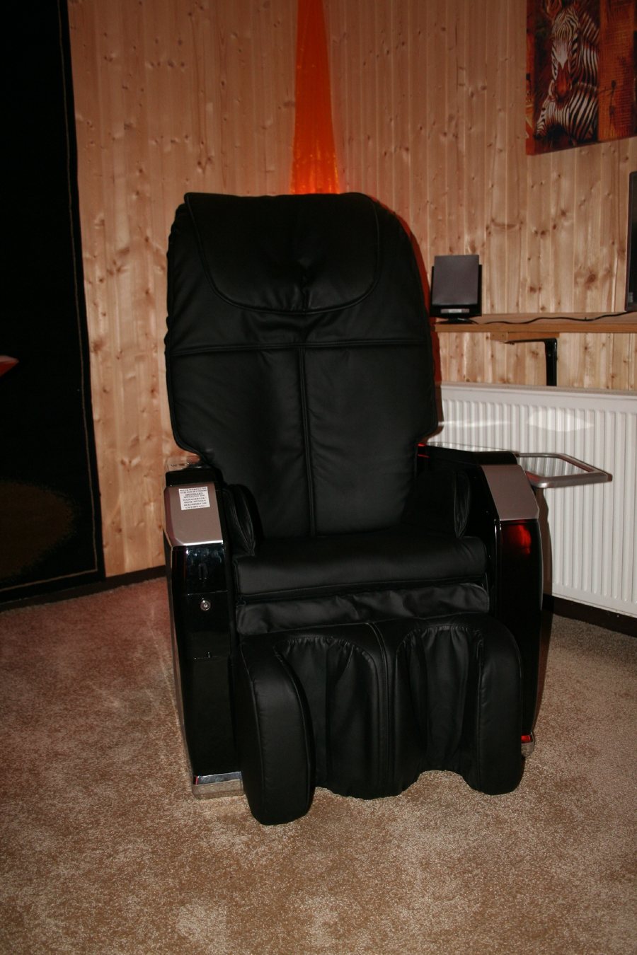 Massagesessel in einem holzvertäfelten Raum