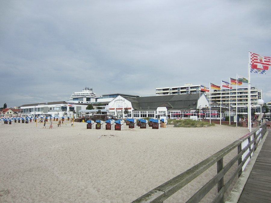 Sandstrand mit Strandkörben an der Ostseeküste Schleswig-Holsteins