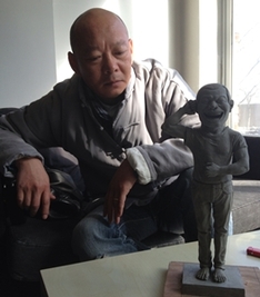 Yue Minjun mit Andersen-Statuette