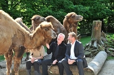 Dirigent Peter Leonard (li.) und Zoodirektor Udo Nagel