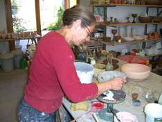 Henrike Weber bei der Erstellung des ersten Spendenfisches (Foto: Deutsches Meeresmuseum)