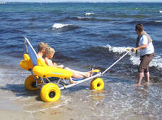 Schwimm-Rollstuhl (Foto: Kurbetrieb Timmendorfer Strand/Niendorf )