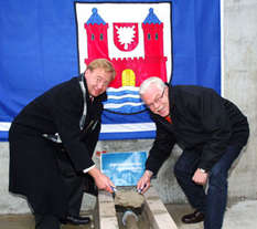Erster Stadtrat Ingo Gädechens (li) und Fehmarns Bürgermeister Otto-Uwe Schmiedt (re) bei der Grundsteinlegung (Foto: dr & p)