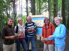 Familie Wild mit Zentrumsmitarbeiterin Nora Künkler (Foto: Nationalpark-Zentrum Königsstuhl)