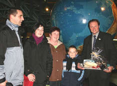 Dr. Harald Behnke (r.) begrüßt Familie Kautz (Foto: Jan-Peter Reichert/ Deutsches Meeresmuseum)