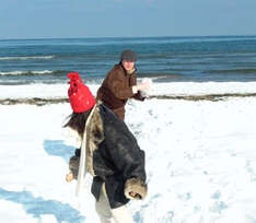 Schneeballschlacht am Ostsee-Strand (Foto © nordlicht verlag)