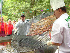 Das team des Hotels Forsthaus Damerow beim Wenden des Rekord-Schnitzels (Foto: nordlicht verlag)