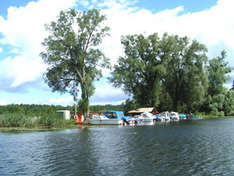 Wasserwander-Rastplatz an der Uecker (Foto: Regionaler Fremdenverkehrsverband Vorpommern e.V.)