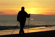 Der Sonne entgegen: Nordic Walking am Usedomer Strand (Foto: nordlicht verlag)