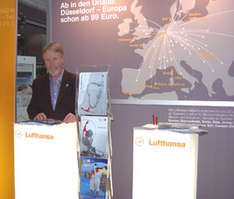 Heinz Haselhorst wirbt gemeinsam mit Lufthansa für Usedom in Düsseldorf (Foto: Usedom Tourismus GmbH)