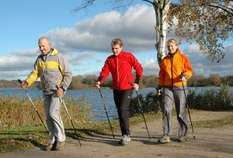 Nordic Walking an der Ostsee (Foto © Ostsee-Holstein-Tourismus e.V.)