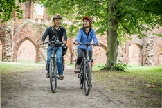 Radler in der Klosterruine Eldena bei Greifswald