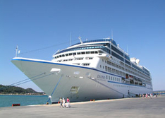 Kreuzfahrtschiff am Kai (Foto: Peer Schmidt-Walther)