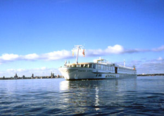 Die 'Swiss Coral' vor Stralsund (Foto: Peer Schmidt-Walther)