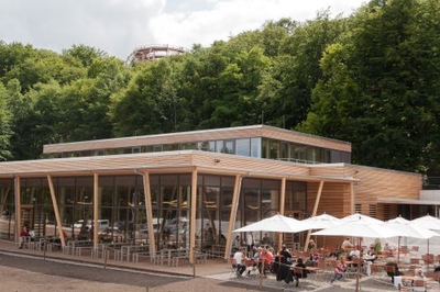 Hauptgebäude mit Adlerhorst im Hintergrund