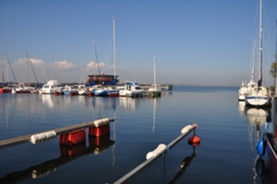 Hafen mit Restaurant und Blick auf die Halbinsel Hel