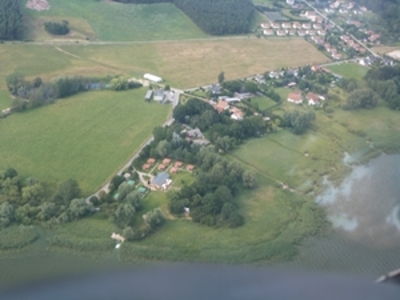 Blick auf das Ferienresort Möwenort direkt am Wasser