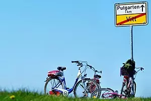 Radwandern an der Ostsee - wie hier auf der Insel Rügen - gehört zu einem Aktiv-Urlaub an der Ostsee einfach dazu