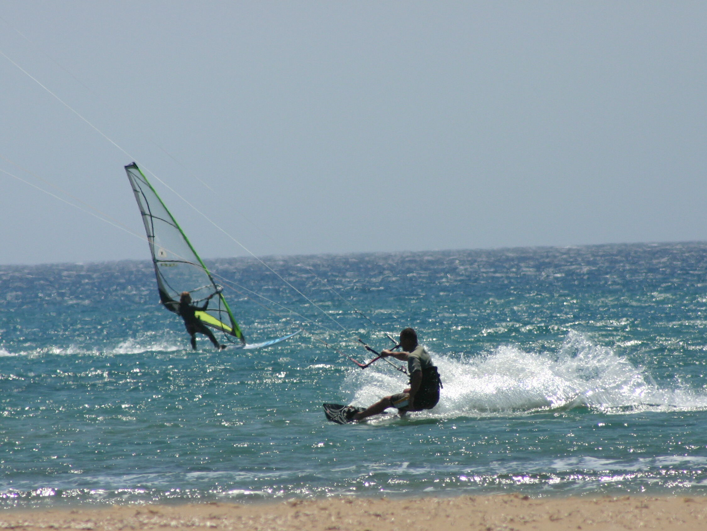 Surfen auf den Wellen der Fähren