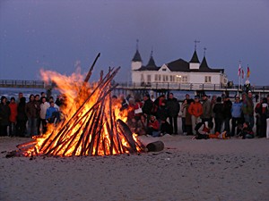 Die Silvester-Feier am Ostsee-Strand ist für Ostsee-Urlauber ein besonderes Erlebnis, wie hier im Seebad Ahlbeck auf der Insel Usedom