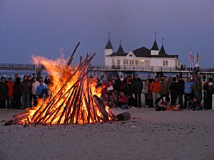 Die Silvester-Feier am Ostsee-Strand ist für Ostsee-Urlauber ein besonderes Erlebnis, wie hier im Seebad Ahlbeck auf der Insel Usedom