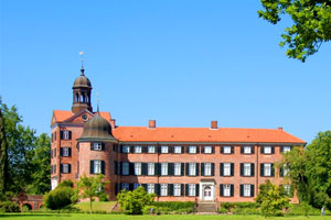 Das Schloss Eutin ist die passende Kulisse für das Mittelalter-Spektakel Vielerley Feierey, das vom 10. bis 11. September 2011 in Eutin stattfindet