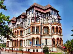 Im Ostseebad Kühlunsborn finden sich viele Villen im Bäderarchitektur-Stil, die meist als Hotels oder Ferienwohnungen genutzt werden