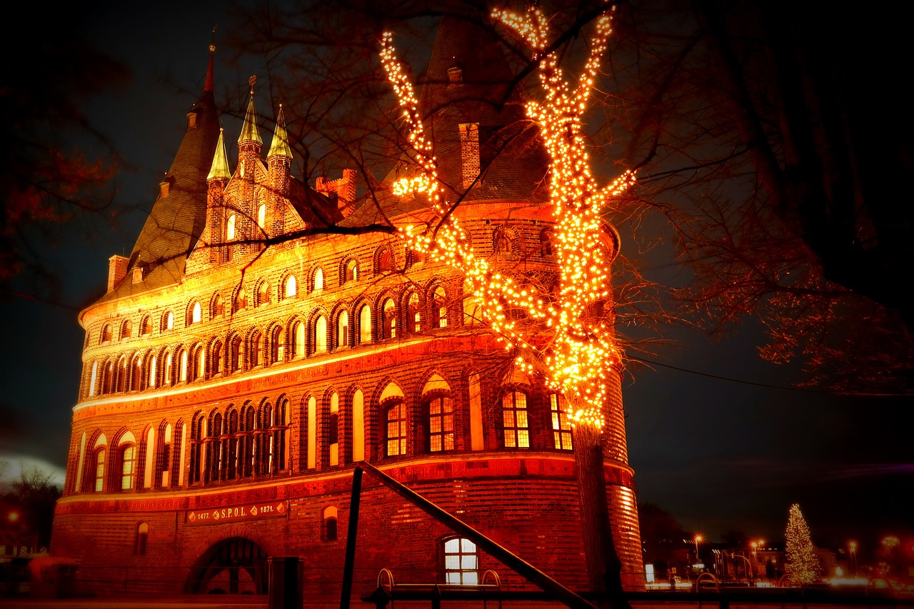 Das weihnachtlich geschmückte Holstentor in Lübeck
