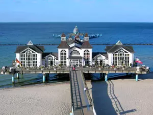 Stilelemente der Bäderarchitektur wie Türmchen, große Fensterfronten und Dreiecksgiebel finden sich an der Seebrücke in Sellin auf der Insel Rügen