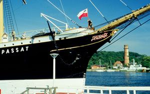 Zwei Wahrzeichen des Ostseebades Travemünde an der Lübecker Bucht: das Segelschiff Passat und der historische Travemünder Leuchtturm