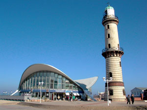 Der Leuchtturm und der Teepott sind die Wahrzeichen des Seebades Warnemünde, einem Stadtteil der Hansestadt Rostock