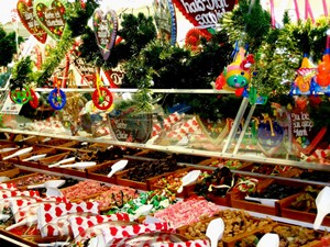 In der Hansestadt Wismar kommt der Weihnachtsmann per Schiff zum Weihnachtsmarkt