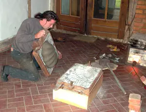 Udo Richter beim Gießen einer Hausmarke (Foto: Rainer Höll)