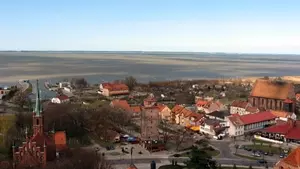 Blick über Frombork auf das Frische Haff