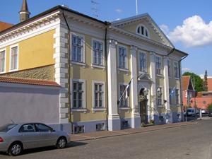 Das historische Rathaus von Pärnu