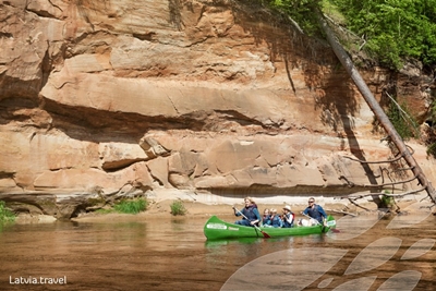 Kanufahrt auf dem Fluss Gauja