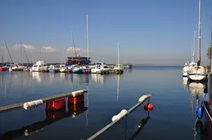 Hafen mit Restaurant und Blick auf die Halbinsel Hel