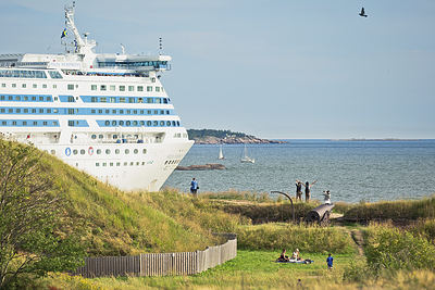 Festung Suomenlinna mit Fährschiff