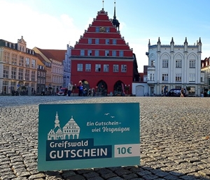 Der Greifswalder Markt mit Rathaus