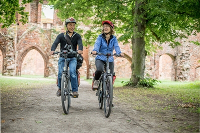 Radler in der Klosterruine Eldena bei Greifswald