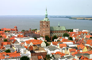 Blick auf das Rathaus und die Nikolaikirche (Foto: TZ Stralsund)