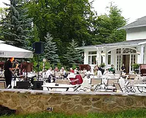 Hotel Weißes Schloss, Terrasse (Foto: Hotel)