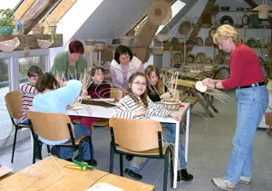 Körbe werden geflochten (Foto: USEDOM aktiv)