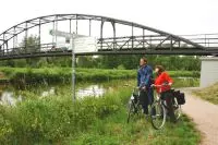 Christiane Joel und Fred Krüger am Elbe-Lübeck-Kanal (Foto © TouristService Stecknitz-Region / LOGO Touristik PR)