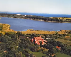 Blick auf Hotel "Schloss Spyker"