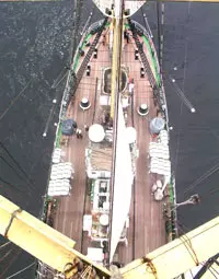 Blick vom Großmast an Deck (Foto: Peer Schmidt-Walther)